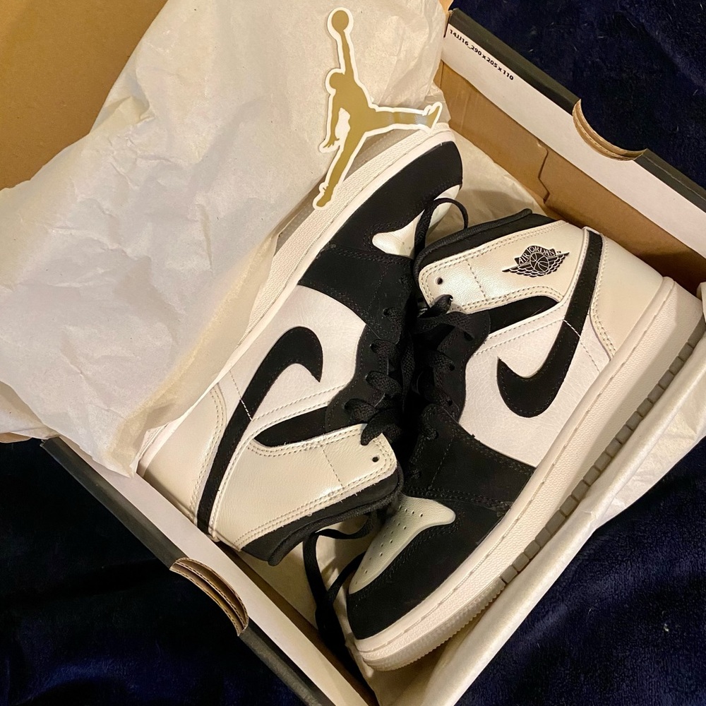 AIR JORDAN 1 SE fits like a Nike women’s 6.5.